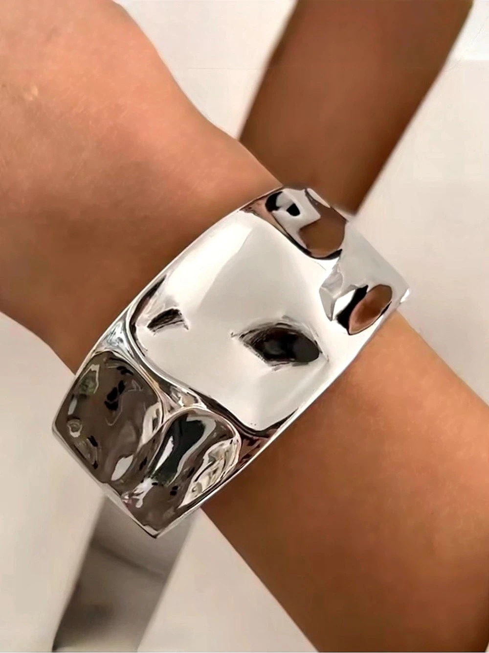 NEW Chunky Silver Hingled Bangle Cuff Bracelet OC01